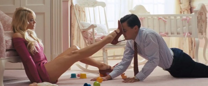 Margot Robbie putting her shoe on Leonardo di Caprio forehead